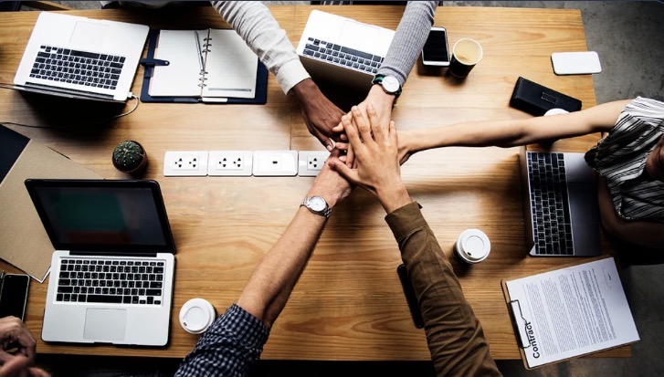 Imagen sobre educar desde los principios y no desde las órdenes. Liderazgo consciente, compromiso y trabajo en equipo.